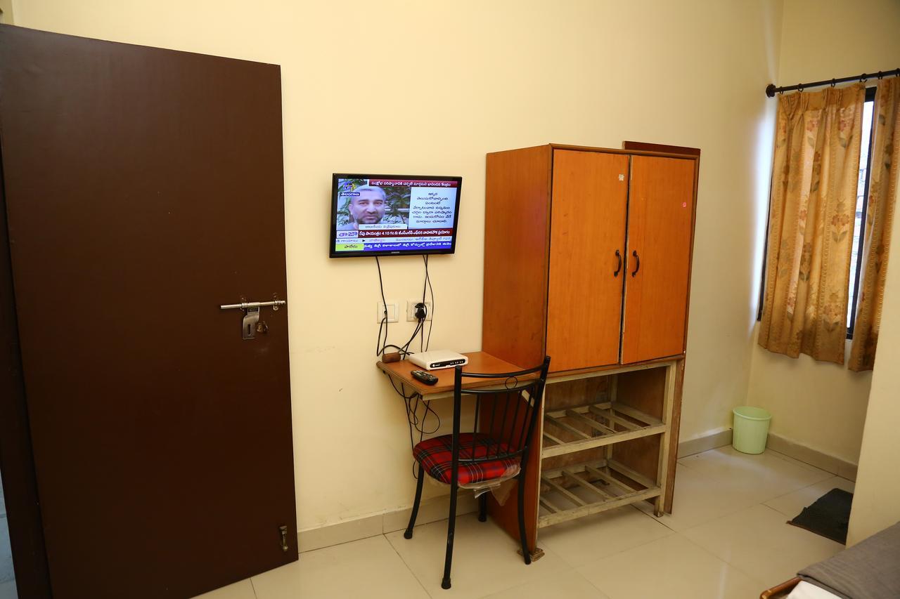 Sri Sai Krishna Deluxe Lodge Hajdarabad Zewnętrze zdjęcie
